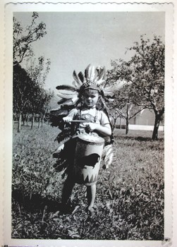 Il piccolo Andrea Centazzo travestito da indiano, 1953