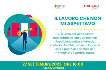 Figura professionale con chiave in mano difronte a diverse porte