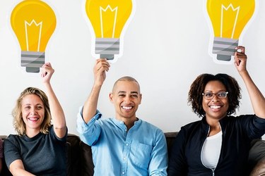 foto di persone sedute con lampadina soppesa sulla testa