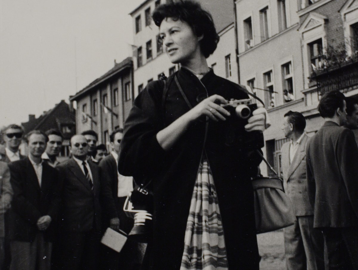 Janina Gardzielewska awaiting the opening of the Nicolaus Copernicus House Museum, Toruń, June 1, 1960, a photograph from the family album of Janina and Zygfryd Gardzielewski, from the collection of the University Library in Toruń
