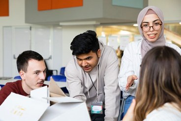 Gruppo di studenti che parlano