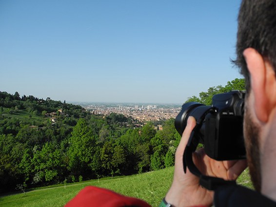 Immagine di un ragazzo che fotografa un paesaggio