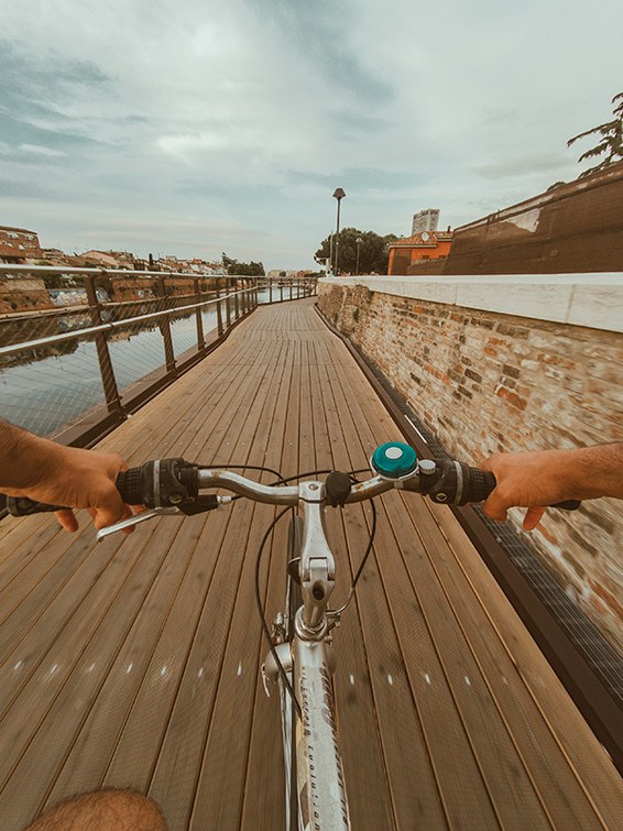 Immagine di ragazzo in bici
