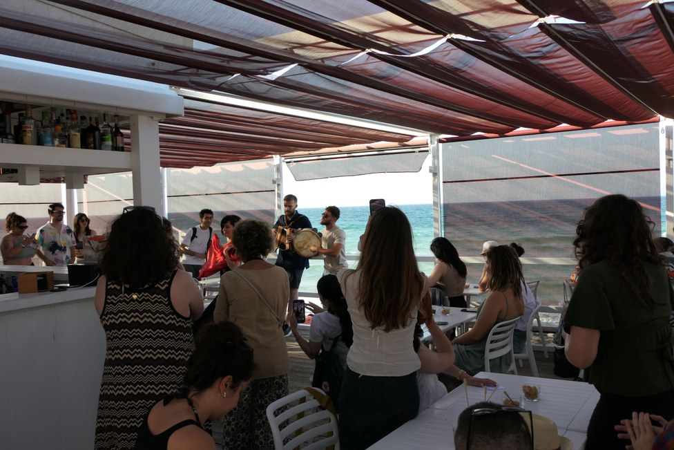 Pizzica and aperitivo on the beach