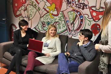 Ragazzi che parlano davanti ad un murales