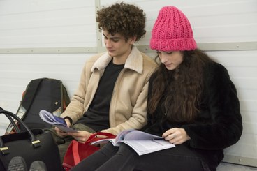 Ragazzi giovani che parlano