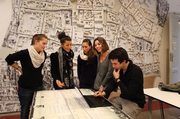 Ricercatori intorno ad un tavolo