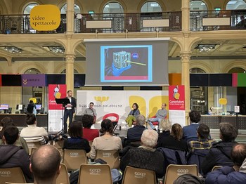 Mani che sostengono un cervello