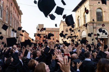 I dottori di ricerca lanciano il tocco in Piazza Maggiore a Bologna